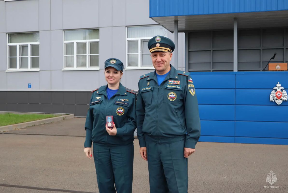 Торжественное построение, посвященное Дню Государственного флага Российской Федерации Торжественное построение, посвященное Дню Государственного флага Российской Федерации