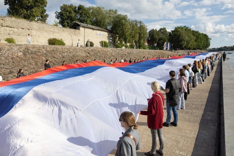 Стометровый триколор развернули в Пскове в канун Дня Государственного флага Российской Федерации на набережной реки Великой Стометровый триколор развернули в Пскове в канун Дня Государственного флага Российской Федерации на набережной реки Великой