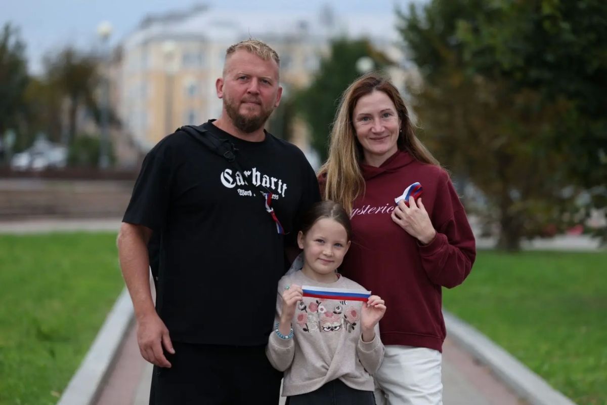 Акция «Российский триколор» проходит в центре Пскова! Акция «Российский триколор» проходит в центре Пскова!