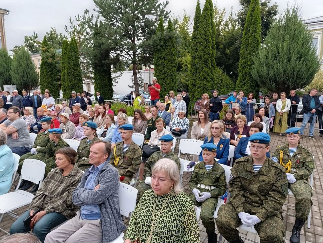 Несмотря на пасмурную и дождливую погоду, «Великолукский благовест» на площади Вознесения дал старт юбилейным торжествам в честь Дня города, сообщает газета «Великолукская правда Несмотря на пасмурную и дождливую погоду, «Великолукский благовест» на площади Вознесения дал старт юбилейным торжествам в честь Дня города, сообщает газета «Великолукская правда