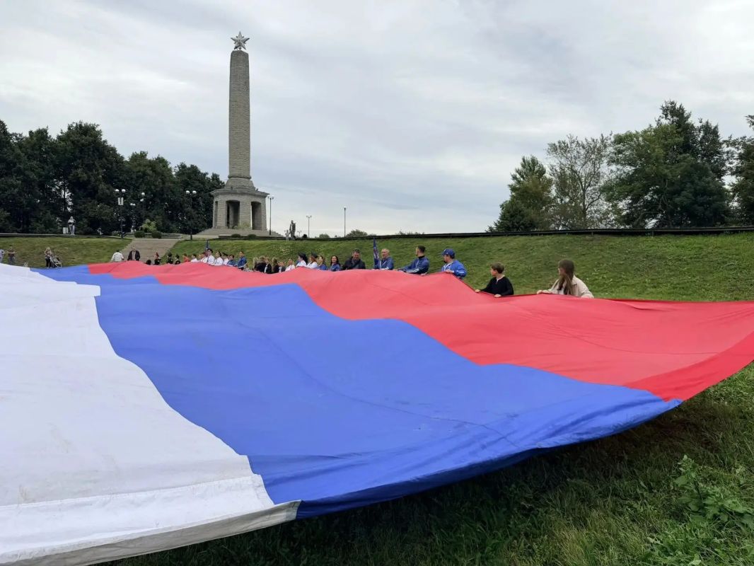 Ещё одна патриотическая акция прошла в Великих Луках, где развернули 30-метровый флаг России Ещё одна патриотическая акция прошла в Великих Луках, где развернули 30-метровый флаг России