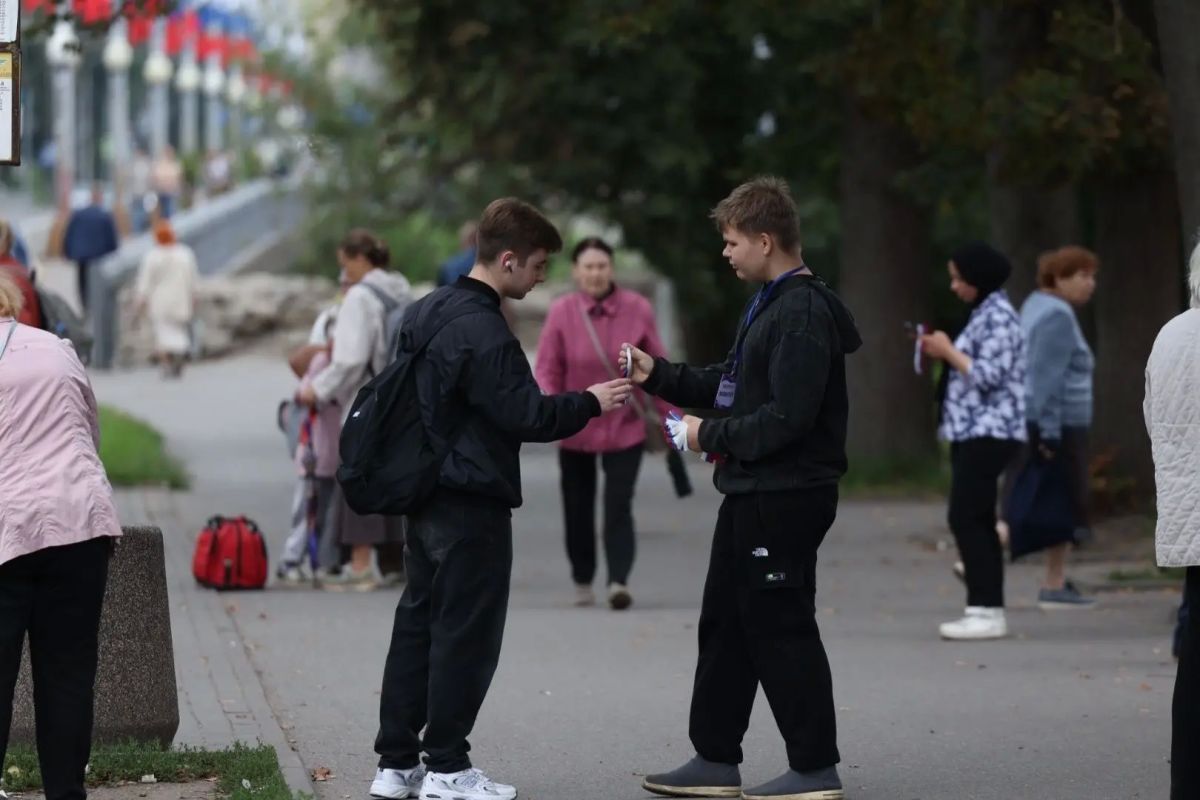 Акция «Российский триколор» проходит в центре Пскова! Акция «Российский триколор» проходит в центре Пскова!
