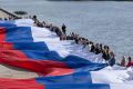 Патриотические акции проходят в городах Псковской области – псковичи и великолучане развернули огромные полотна российского флага!