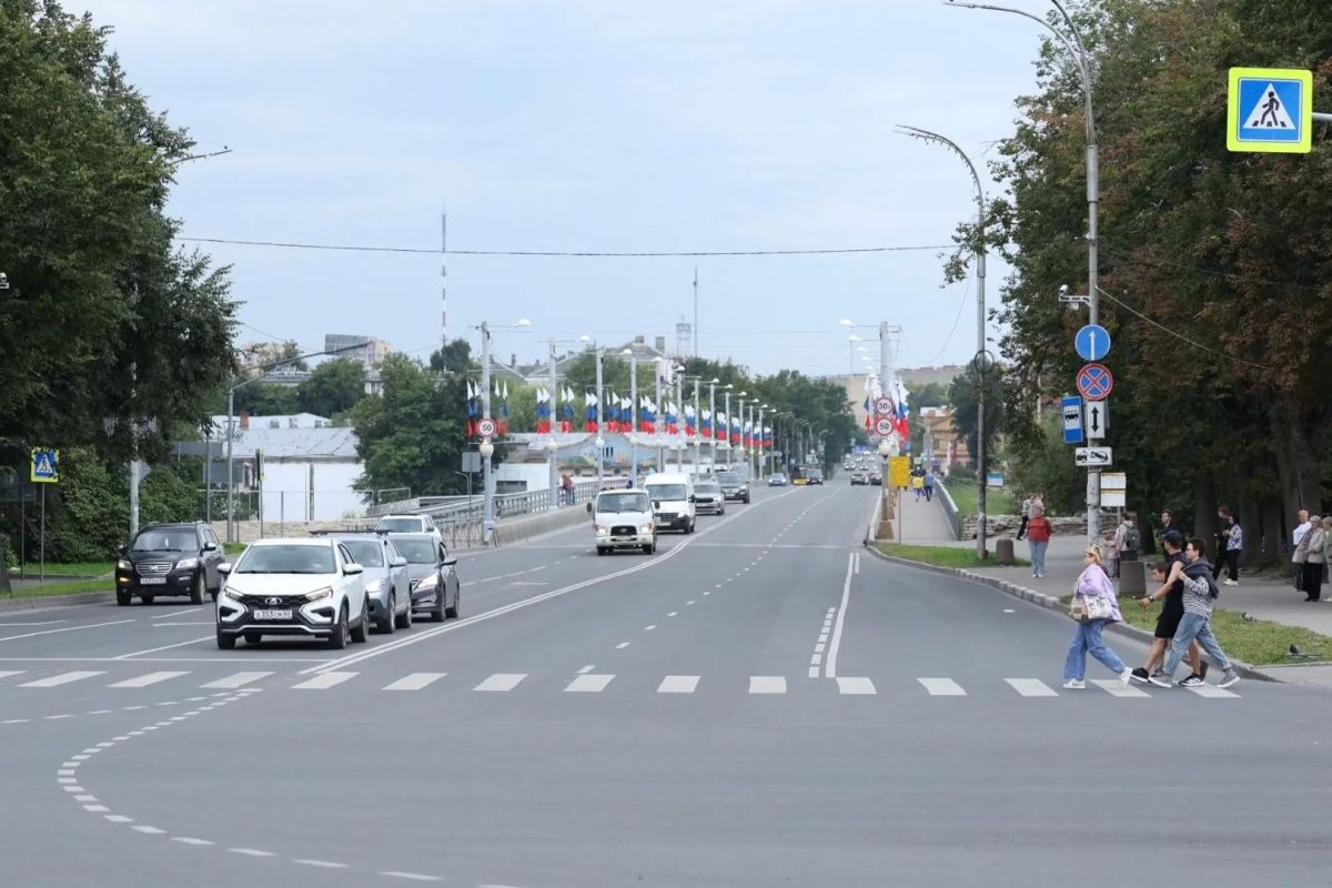 Акция «Российский триколор» проходит в центре Пскова! Акция «Российский триколор» проходит в центре Пскова!