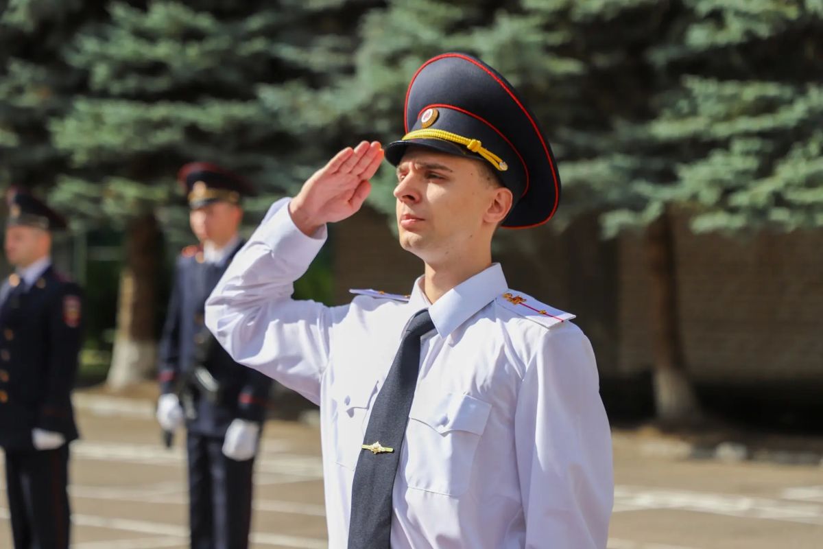 Псковские полицейские приняли присягу в преддверии Дня флага России Псковские полицейские приняли присягу в преддверии Дня флага России