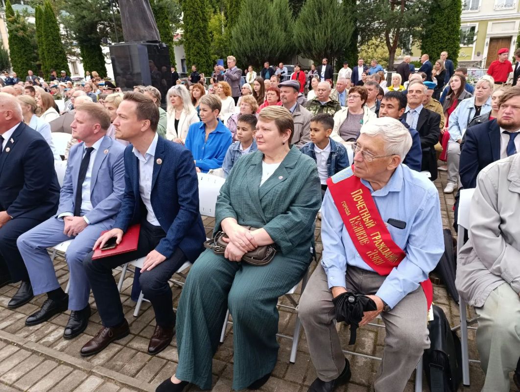 Несмотря на пасмурную и дождливую погоду, «Великолукский благовест» на площади Вознесения дал старт юбилейным торжествам в честь Дня города, сообщает газета «Великолукская правда Несмотря на пасмурную и дождливую погоду, «Великолукский благовест» на площади Вознесения дал старт юбилейным торжествам в честь Дня города, сообщает газета «Великолукская правда