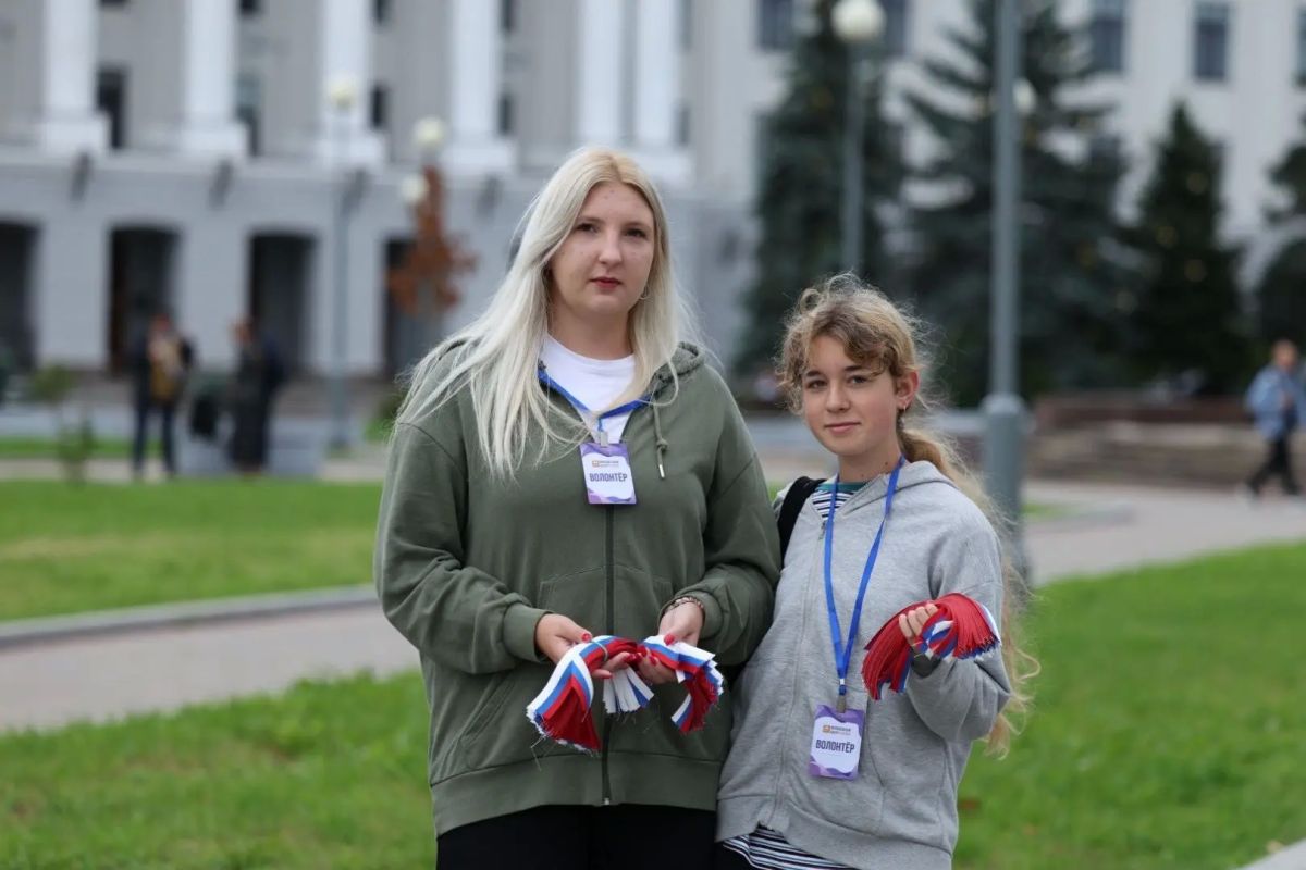 Акция «Российский триколор» проходит в центре Пскова! Акция «Российский триколор» проходит в центре Пскова!