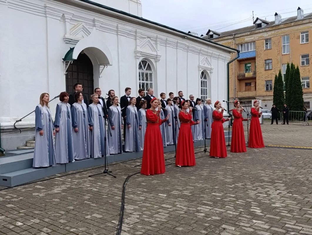 Несмотря на пасмурную и дождливую погоду, «Великолукский благовест» на площади Вознесения дал старт юбилейным торжествам в честь Дня города, сообщает газета «Великолукская правда Несмотря на пасмурную и дождливую погоду, «Великолукский благовест» на площади Вознесения дал старт юбилейным торжествам в честь Дня города, сообщает газета «Великолукская правда