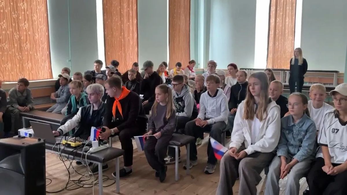 В лагере "Стремительный" ветераны СВО провели для детей урок о государственных символах России В лагере "Стремительный" ветераны СВО провели для детей урок о государственных символах России