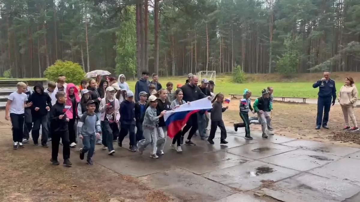 В лагере "Стремительный" ветераны СВО провели для детей урок о государственных символах России В лагере "Стремительный" ветераны СВО провели для детей урок о государственных символах России