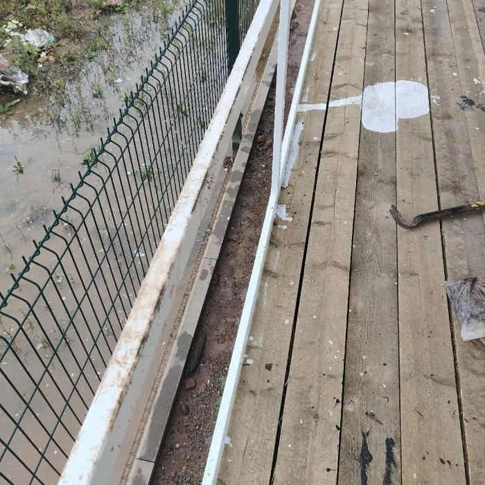В Великолукском районе вандалы испортили новую уличную сцену В Великолукском районе вандалы испортили новую уличную сцену