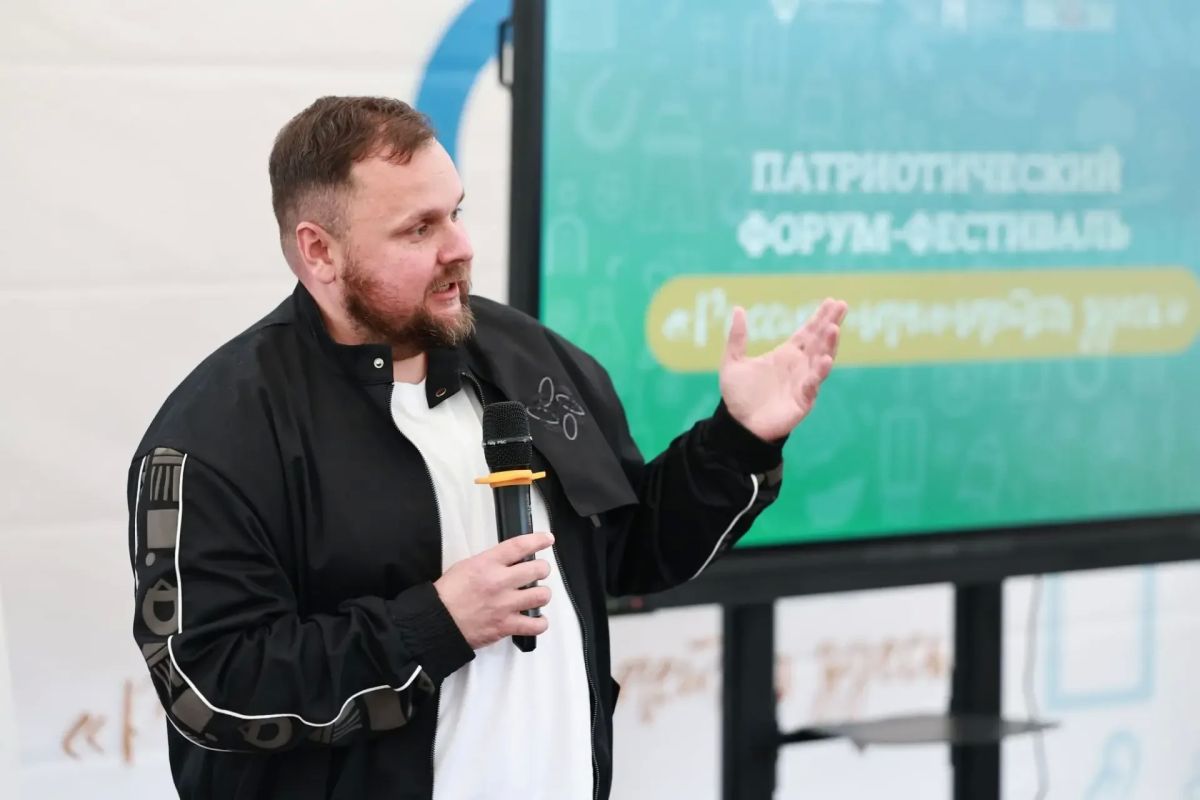 Министр молодежной политики Псковской области Дмитрий Яковлев встретился с участниками патриотического форума-фестиваля «Россия начинается здесь» Министр молодежной политики Псковской области Дмитрий Яковлев встретился с участниками патриотического форума-фестиваля «Россия начинается здесь»