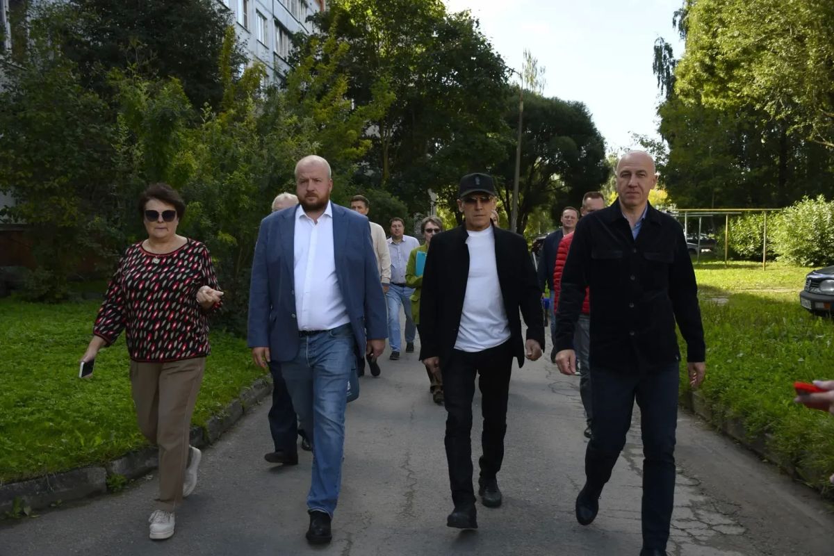 Глава Пскова Борис Елкин, депутат Законодательного Собрания Псковской области Юрий Сорокин и депутат Псковской городской Думы Константин Болотин посетили округ № 11 в рамках рабочего выезда по городу Глава Пскова Борис Елкин, депутат Законодательного Собрания Псковской области Юрий Сорокин и депутат Псковской городской Думы Константин Болотин посетили округ № 11 в рамках рабочего выезда по городу