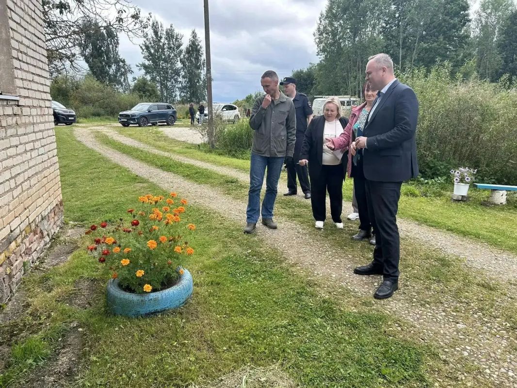 Установку детской площадки в деревне Петрухны обсудили жители и представители власти Установку детской площадки в деревне Петрухны обсудили жители и представители власти