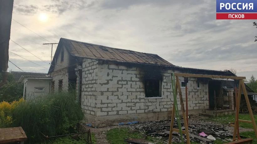 Семья осталась без жилья: сильный пожар уничтожил дом на Леона Поземского в Пскове Семья осталась без жилья: сильный пожар уничтожил дом на Леона Поземского в Пскове