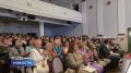 На ежегодной августовской конференции в Великих Луках говорили о том, что новый учебный год начинается с позитивной ноты — обновлены городские школы и детские сады, в сферу образования пришли молодые перспективные педагоги