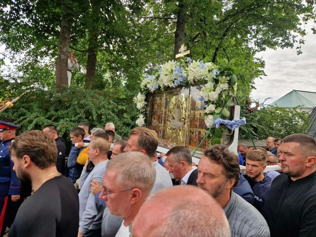 Традиционный крестный ход вокруг Псково-Печерского монастыря проходит в эти минуты в Печорах Традиционный крестный ход вокруг Псково-Печерского монастыря проходит в эти минуты в Печорах