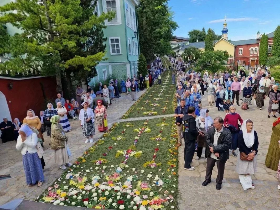 Михаил Ведерников: Успение Пресвятой Богородицы для Псковской земли имеет особое значение – это престольный праздник Псково-Печерского монастыря Михаил Ведерников: Успение Пресвятой Богородицы для Псковской земли имеет особое значение – это престольный праздник Псково-Печерского монастыря