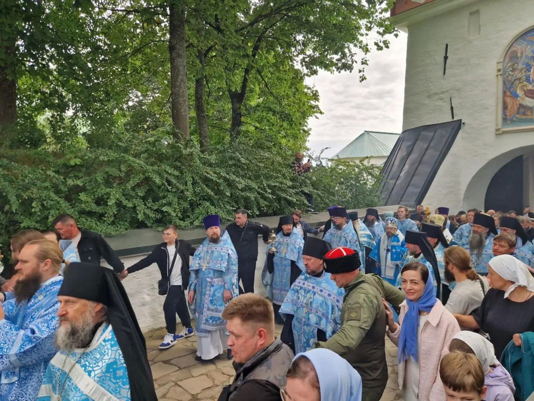 Традиционный крестный ход вокруг Псково-Печерского монастыря проходит в эти минуты в Печорах Традиционный крестный ход вокруг Псково-Печерского монастыря проходит в эти минуты в Печорах