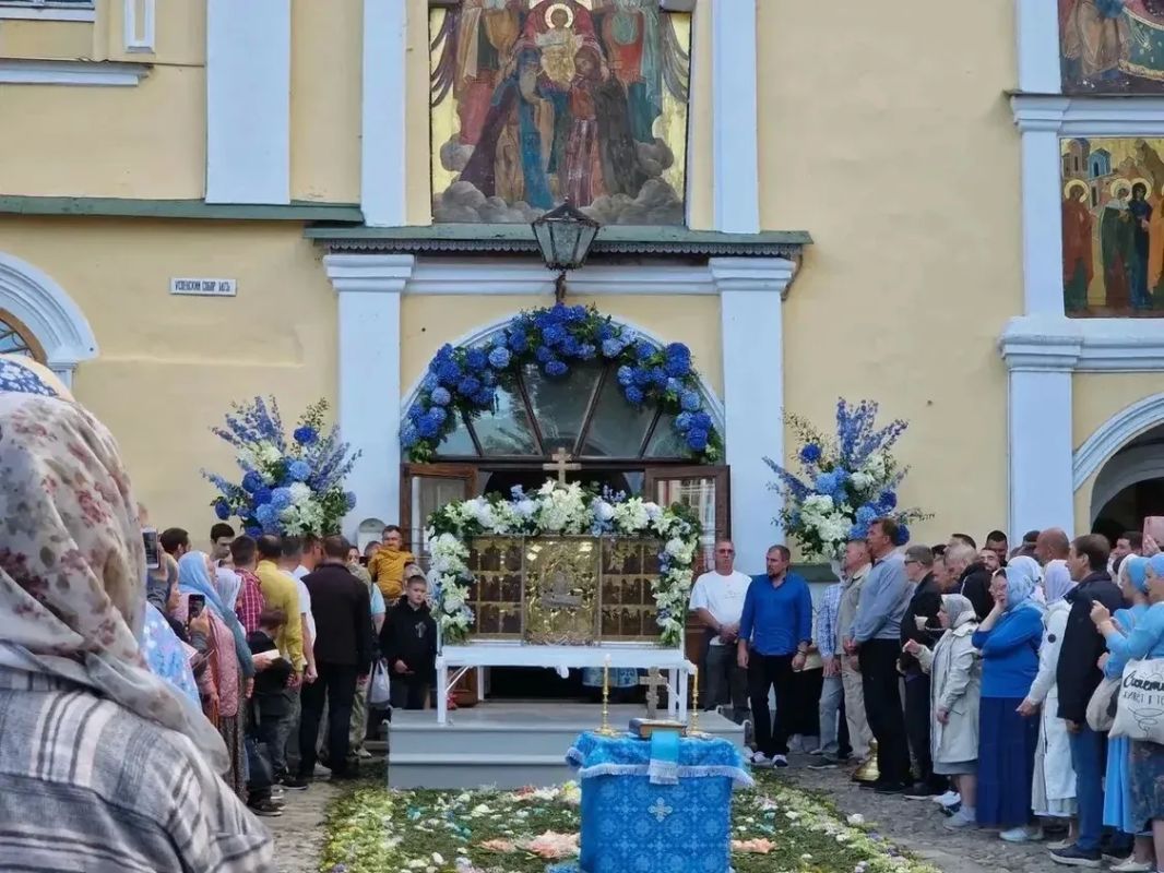 Михаил Ведерников: Успение Пресвятой Богородицы для Псковской земли имеет особое значение – это престольный праздник Псково-Печерского монастыря Михаил Ведерников: Успение Пресвятой Богородицы для Псковской земли имеет особое значение – это престольный праздник Псково-Печерского монастыря
