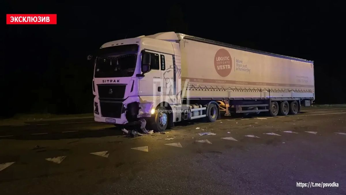 Столкновение грузового автомобиля Sitrak и легкового автомобиля Kia Magentis произошло у автобусной остановки Черепягино в Островском районе Столкновение грузового автомобиля Sitrak и легкового автомобиля Kia Magentis произошло у автобусной остановки Черепягино в Островском районе