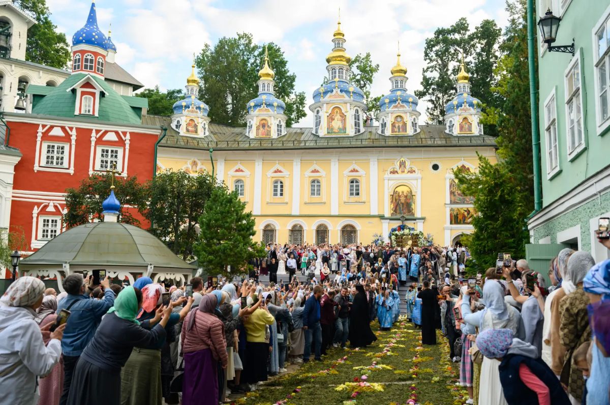 Накануне Успения: всенощное бдение в Псково-Печерском монастыре Накануне Успения: всенощное бдение в Псково-Печерском монастыре
