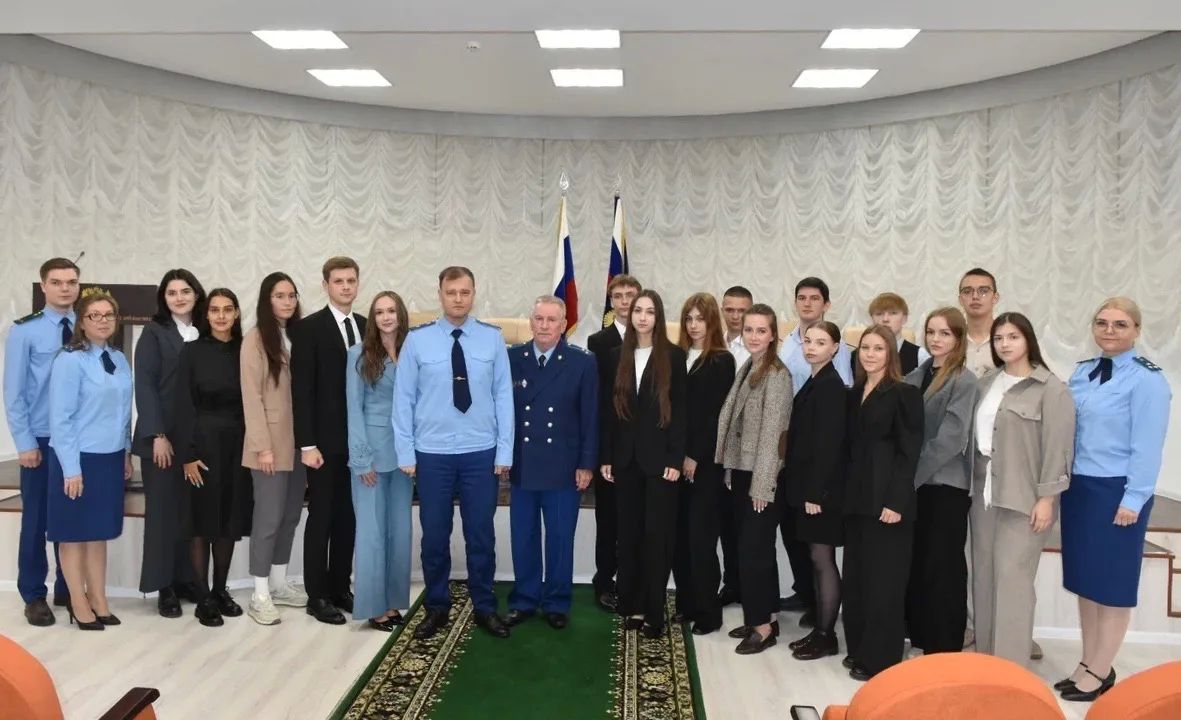 Прокурор Псковской области встретился с молодыми специалистами, а выпускники приняли Присягу Прокурор Псковской области встретился с молодыми специалистами, а выпускники приняли Присягу