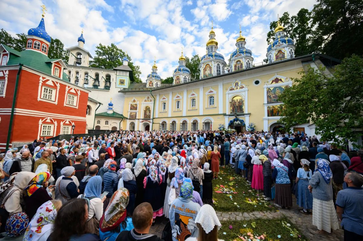 Накануне Успения: всенощное бдение в Псково-Печерском монастыре Накануне Успения: всенощное бдение в Псково-Печерском монастыре