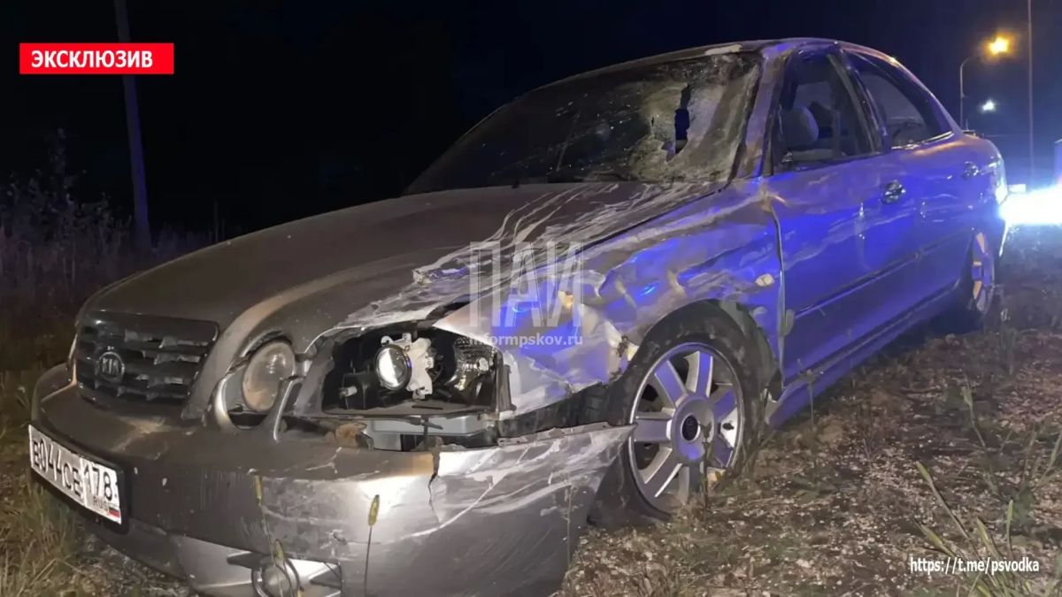Столкновение грузового автомобиля Sitrak и легкового автомобиля Kia Magentis произошло у автобусной остановки Черепягино в Островском районе Столкновение грузового автомобиля Sitrak и легкового автомобиля Kia Magentis произошло у автобусной остановки Черепягино в Островском районе