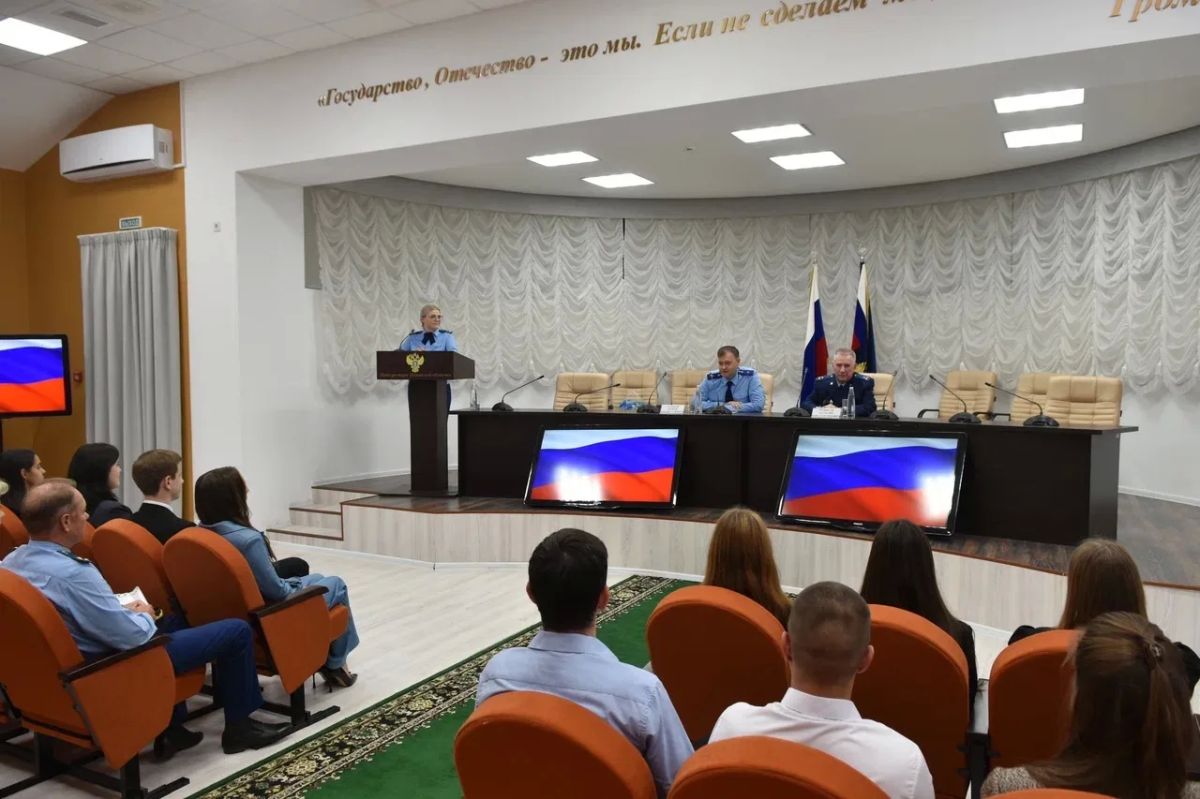 Прокурор Псковской области встретился с молодыми специалистами, а выпускники приняли Присягу Прокурор Псковской области встретился с молодыми специалистами, а выпускники приняли Присягу