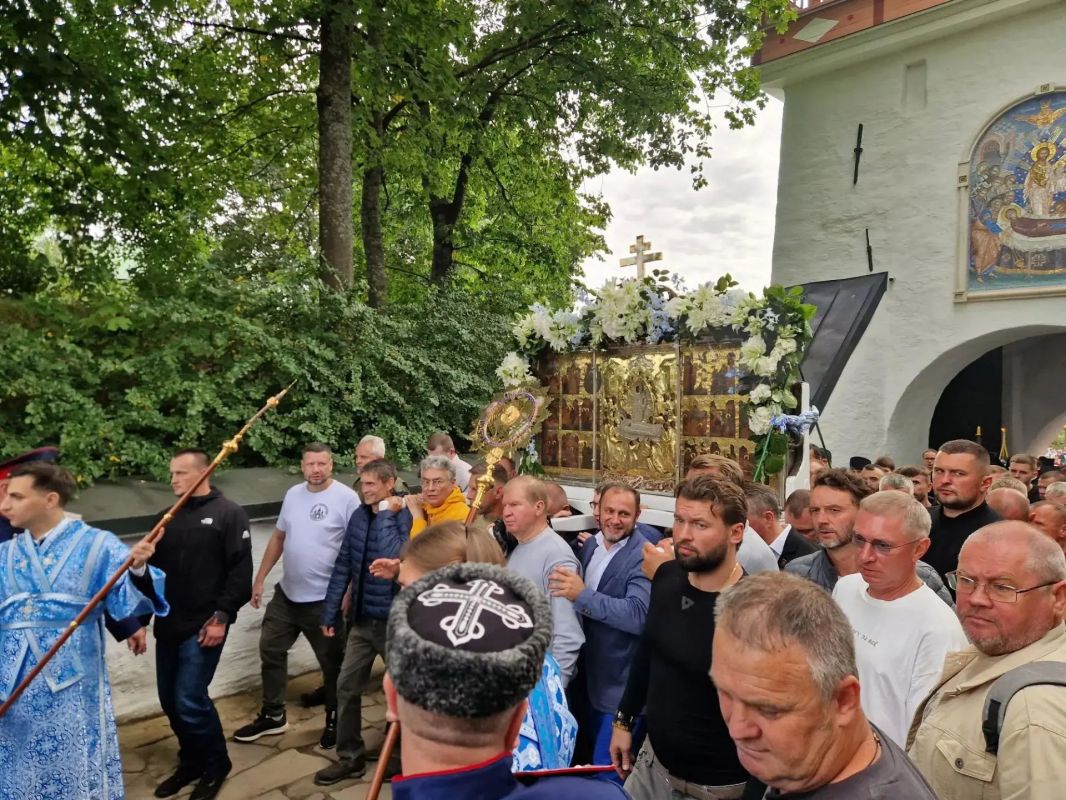 Традиционный крестный ход вокруг Псково-Печерского монастыря проходит в эти минуты в Печорах Традиционный крестный ход вокруг Псково-Печерского монастыря проходит в эти минуты в Печорах
