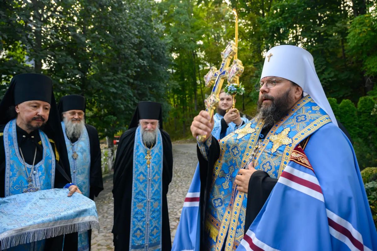 Накануне Успения: всенощное бдение в Псково-Печерском монастыре Накануне Успения: всенощное бдение в Псково-Печерском монастыре
