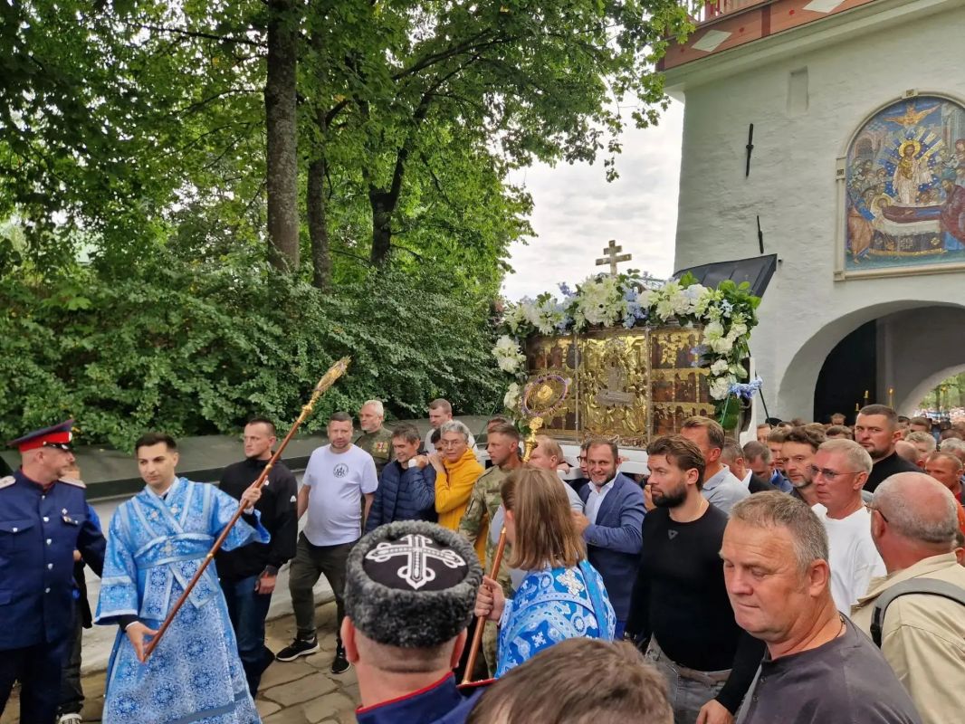 Традиционный крестный ход вокруг Псково-Печерского монастыря проходит в эти минуты в Печорах Традиционный крестный ход вокруг Псково-Печерского монастыря проходит в эти минуты в Печорах