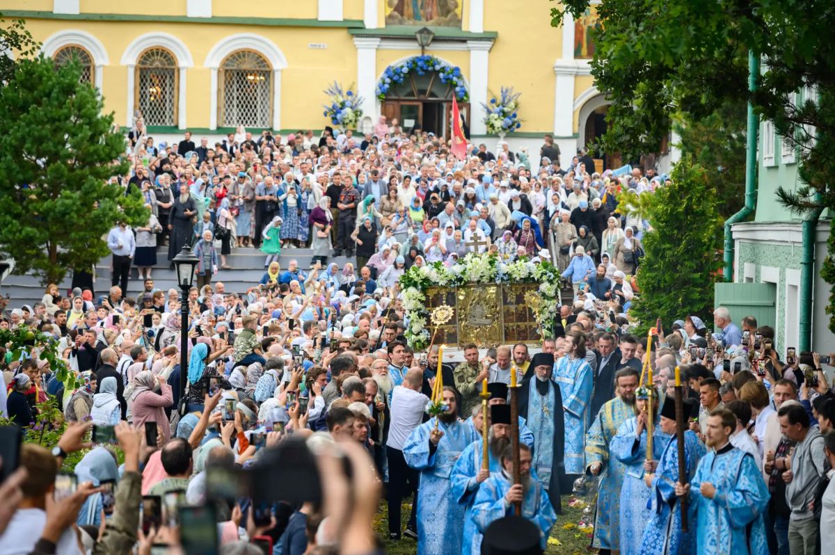 Накануне Успения: всенощное бдение в Псково-Печерском монастыре Накануне Успения: всенощное бдение в Псково-Печерском монастыре