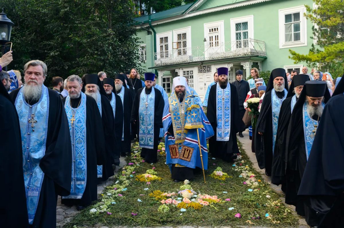 Накануне Успения: всенощное бдение в Псково-Печерском монастыре Накануне Успения: всенощное бдение в Псково-Печерском монастыре