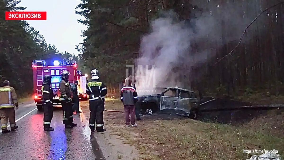 В Псковском районе, в деревне Большая Гоголевка на конечной остановке автобуса, автомобиль Chery Tiggo съехал в кювет с последующим возгоранием В Псковском районе, в деревне Большая Гоголевка на конечной остановке автобуса, автомобиль Chery Tiggo съехал в кювет с последующим возгоранием