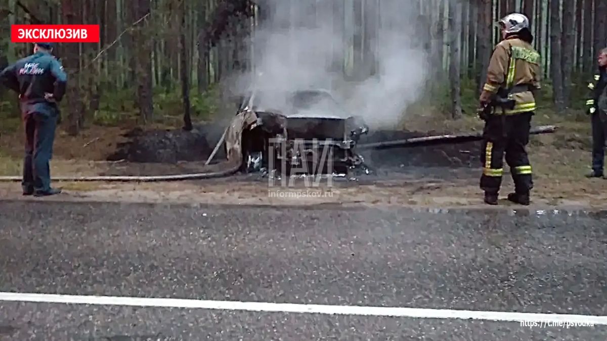 В Псковском районе, в деревне Большая Гоголевка на конечной остановке автобуса, автомобиль Chery Tiggo съехал в кювет с последующим возгоранием В Псковском районе, в деревне Большая Гоголевка на конечной остановке автобуса, автомобиль Chery Tiggo съехал в кювет с последующим возгоранием