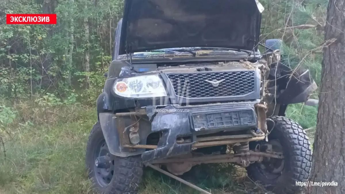 На автодороге Гдов – Островцы водитель автомобиля УАЗ «Патриот» не справился с управлением, съехал в кювет и врезался в дерево На автодороге Гдов – Островцы водитель автомобиля УАЗ «Патриот» не справился с управлением, съехал в кювет и врезался в дерево