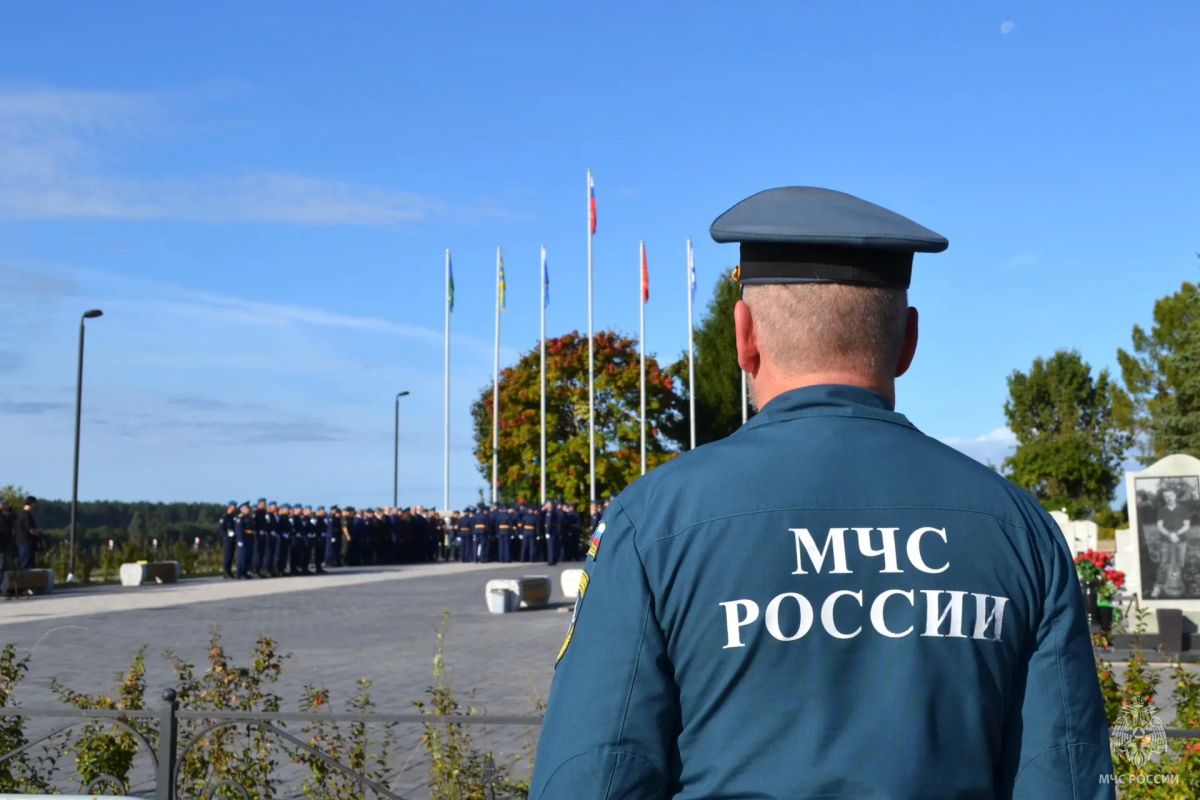 Сотрудники МЧС России обеспечили безопасность памятной церемонии Сотрудники МЧС России обеспечили безопасность памятной церемонии