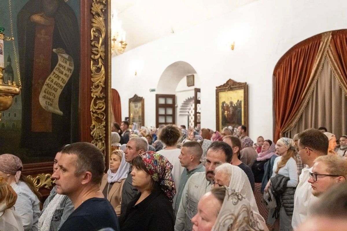 Сегодня у ворот Псковского Кремля духовенство и верующие встретили мощи святителя Спиридона Тримифунтского Сегодня у ворот Псковского Кремля духовенство и верующие встретили мощи святителя Спиридона Тримифунтского