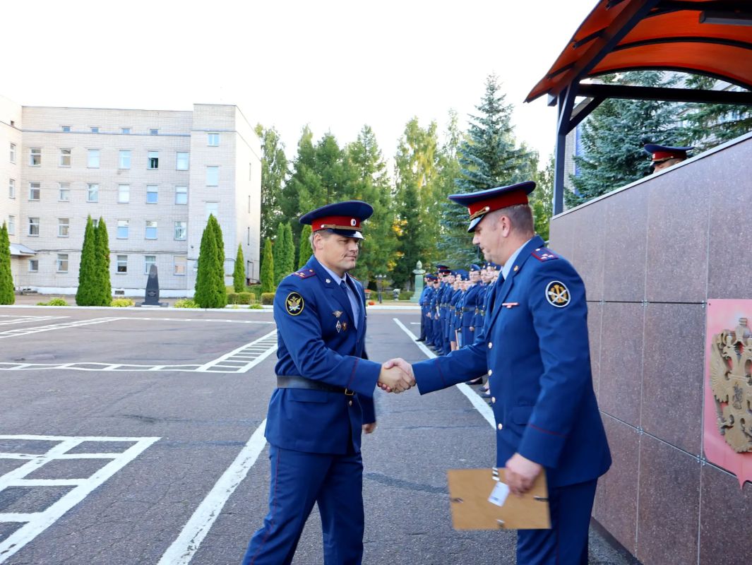 Руководство УФСИН поздравило курсантов и сотрудников Псковского филиала Университета ФСИН России с Днем знаний Руководство УФСИН поздравило курсантов и сотрудников Псковского филиала Университета ФСИН России с Днем знаний