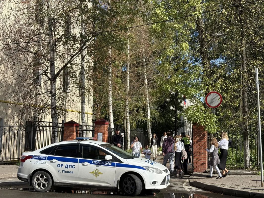 Псковские полицейские обеспечивают безопасность на торжественных линейках ко Дню знаний Псковские полицейские обеспечивают безопасность на торжественных линейках ко Дню знаний