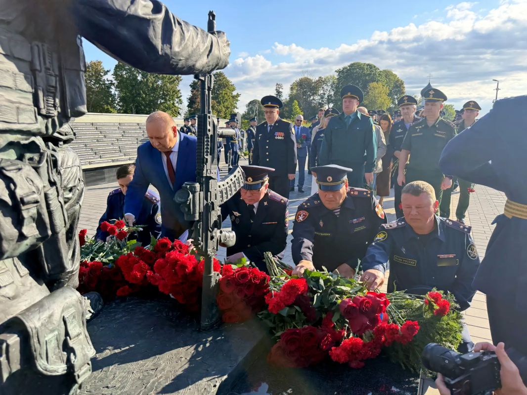 Руководство УФСИН России по Псковской области почтило память воинов-десантников 76-ой Псковской дивизии ВДВ Руководство УФСИН России по Псковской области почтило память воинов-десантников 76-ой Псковской дивизии ВДВ