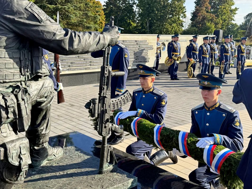 Руководство УФСИН России по Псковской области почтило память воинов-десантников 76-ой Псковской дивизии ВДВ Руководство УФСИН России по Псковской области почтило память воинов-десантников 76-ой Псковской дивизии ВДВ