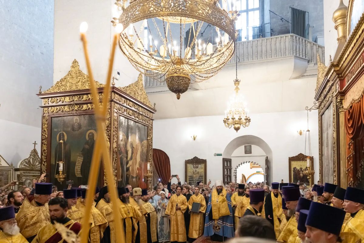Сегодня можно поклониться мощам в Троицком соборе до полуночи Сегодня можно поклониться мощам в Троицком соборе до полуночи