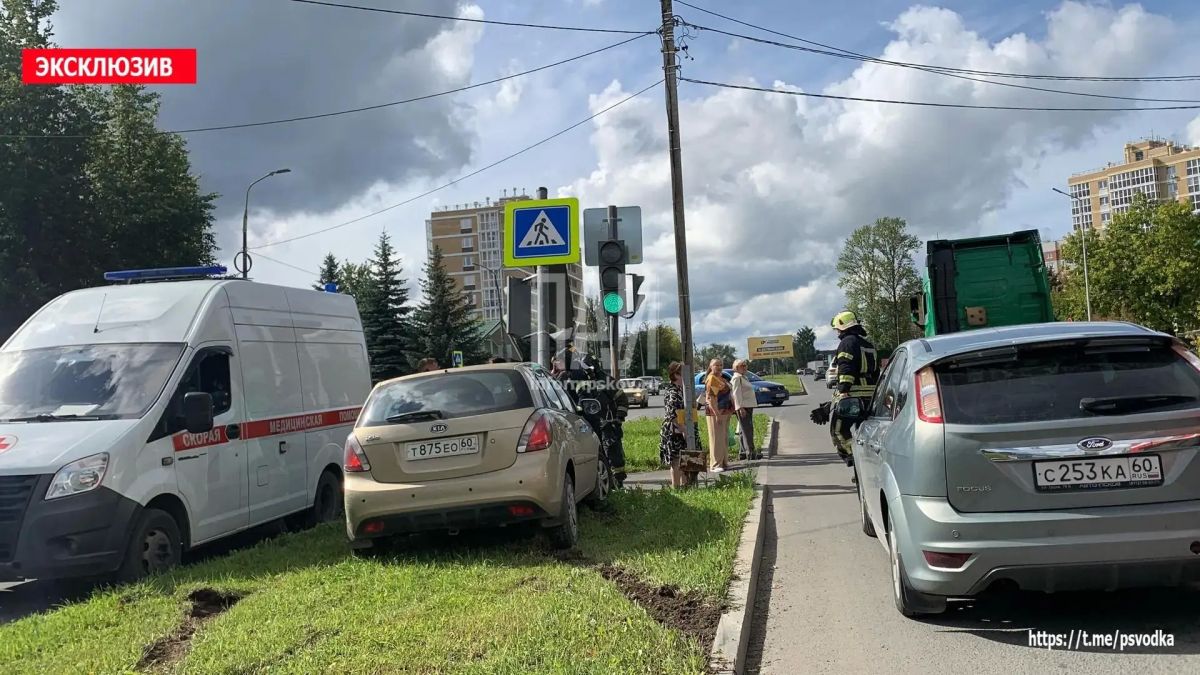 В Пскове автомобиль врезался в опору освещения В Пскове автомобиль врезался в опору освещения