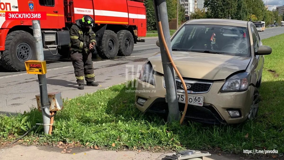 В Пскове автомобиль врезался в опору освещения В Пскове автомобиль врезался в опору освещения