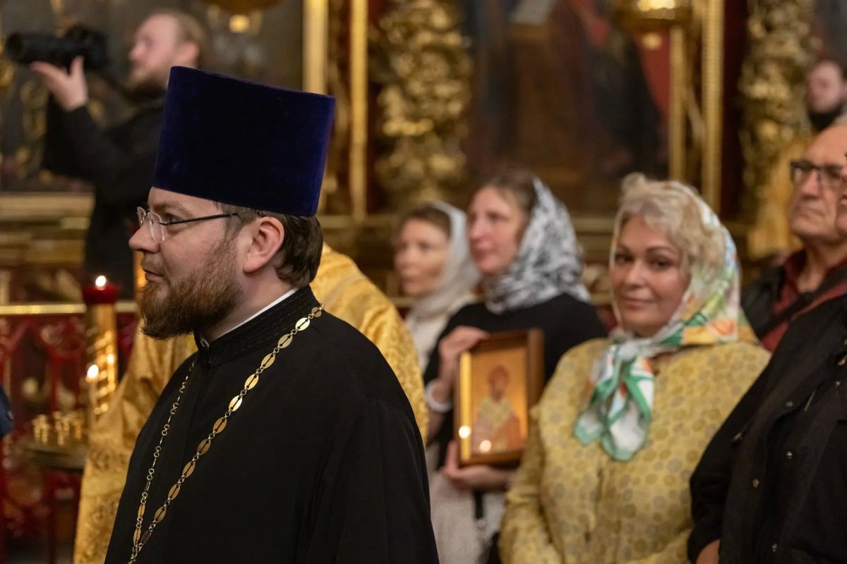 Сегодня у ворот Псковского Кремля духовенство и верующие встретили мощи святителя Спиридона Тримифунтского Сегодня у ворот Псковского Кремля духовенство и верующие встретили мощи святителя Спиридона Тримифунтского