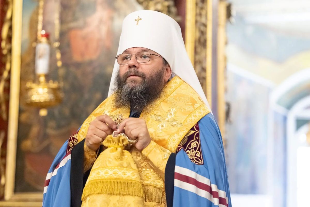 Сегодня у ворот Псковского Кремля духовенство и верующие встретили мощи святителя Спиридона Тримифунтского Сегодня у ворот Псковского Кремля духовенство и верующие встретили мощи святителя Спиридона Тримифунтского