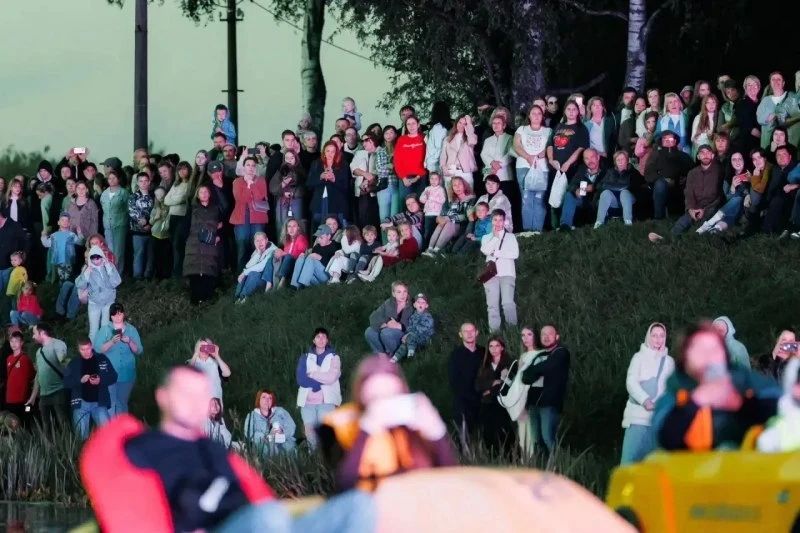 Более 5,5 тыс. человек посетили фестиваль «Музыка на воде», который впервые организовали и провели в Великих Луках Более 5,5 тыс. человек посетили фестиваль «Музыка на воде», который впервые организовали и провели в Великих Луках